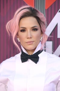 Halsey+2019+iHeartRadio+Music+Awards+Arrivals+DR-zD3bnvnwx.jpg