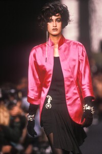 800204473_KarlLagerfeld1990WomenRTW112.thumb.jpg.bc5e8e7bdcddce35b58723d669db06e6.jpg