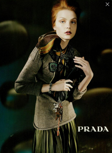 Meisel_Prada_Fall_Winter_04_05_02.thumb.png.6e8c43cb4c9114dc7984cef21c18b22f.png