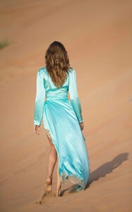 ROSAMOSARIO_Bedouine-Romance_Shaheena-Regina-Dei-Falchi_Long-Robe-Light-Blue_03.thumb.jpg.cf96d4ad986d9cc840d83a739fcc86a7.jpg