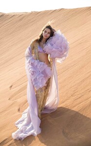 ROSAMOSARIO_Bedouine-Romance_The-Girl-From-The-Al-Wadi-Desert_Robe-Lilla_03.thumb.jpg.82cead0cf0b74ade66c3e311dba0b87e.jpg