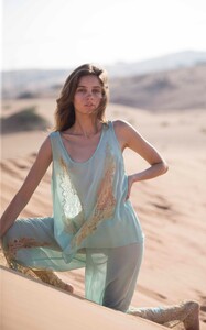 ROSAMOSARIO_Bedouine-Romance_Umm-al-Quwain-Le-Street-Style-de_Luxe_Top_Azure_02.thumb.jpg.746a1d97a593bd187e024a59fb3f50c4.jpg