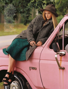 Weber_Vogue_UK_October_2013_01.thumb.png.31236ce2e98c191c3a0de5b9b117f45d.png