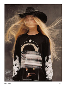 Weber_Vogue_UK_October_2013_06.thumb.png.e6a06b35026ed7a18923674644e71d66.png