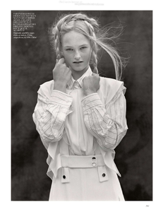 Weber_Vogue_UK_October_2013_08.thumb.png.dc69cee7e9c452b0cc5c12026c2c74aa.png