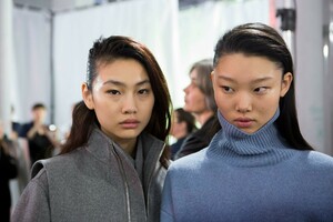 backstage-defile-cedric-charlier-automne-hiver-2019-2020-paris-coulisses-125.thumb.jpg.08039182c74536b13aef08ee2fa1c4ab.jpg