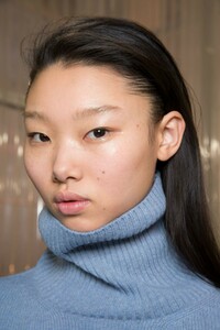 backstage-defile-cedric-charlier-automne-hiver-2019-2020-paris-coulisses-35.thumb.jpg.d83a1cf353fa4aecf2dc1f95846197e9.jpg