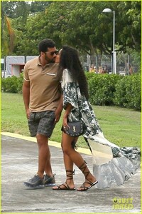 ciara-russell-wilson-pda-ahead-of-rio-helicopter-tour-05.jpg