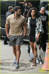 ciara-russell-wilson-pda-ahead-of-rio-helicopter-tour-09.jpg