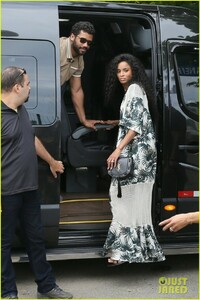 ciara-russell-wilson-pda-ahead-of-rio-helicopter-tour-11.jpg