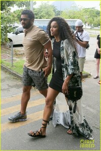 ciara-russell-wilson-pda-ahead-of-rio-helicopter-tour-20.jpg