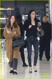 courteney-cox-goes-shopping-with-amanda-anka-04.jpg