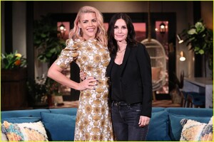 courteney-cox-on-busy-tonight-01.JPG