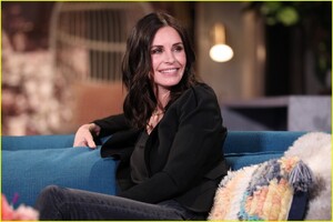 courteney-cox-on-busy-tonight-07.JPG