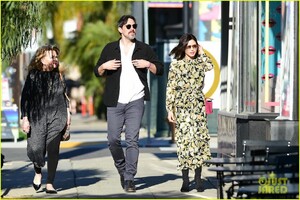 jenna-dewan-steve-kazee-hold-hands-in-studio-city-01.jpg