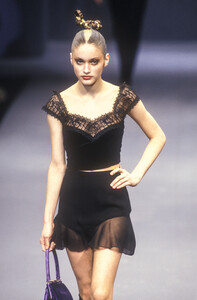 1001114299_Blumarine1997WomenRTW98.thumb.jpg.95684443264194d6f8cbd8fa7ecb57a8.jpg