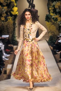 1020728474_YvesSaintLaurent2000HauteCouture116.thumb.jpg.872e50c1d7ce15fd8d1aecd92290f766.jpg