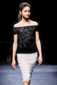 1109071972_VivienneTam1998WomenRTW12.thumb.jpg.8280d7666f01eb35bd4cfc539a630c91.jpg