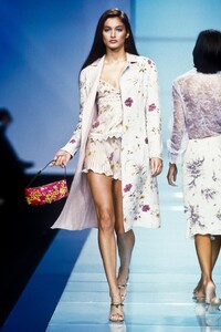 1222860611_Valentino2000WomenRTW165.thumb.jpg.b338d5da88bd97bd2e4c2d1639f26299.jpg