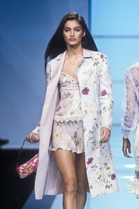 1452126527_Valentino2000WomenRTW166.thumb.jpg.a9ce9a5b92e866b64b717483225d04c3.jpg