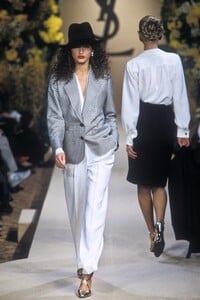 1881731091_YvesSaintLaurent2000HauteCouture46.thumb.jpg.e58e600a189b00ebe5ab2c739483996b.jpg