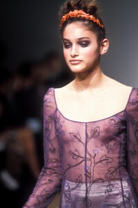 381383817_Prada1997WomenRTW15.thumb.jpg.7523d02f3bd4dbaa8d9f32f18efd994d.jpg