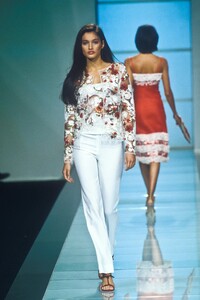 710922647_Valentino2000WomenRTW53.thumb.jpg.1fcc85725561ab65e5fc3d05bb6e71fb.jpg