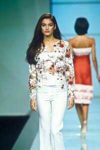 979953113_Valentino2000WomenRTW54.thumb.jpg.6432880852938c179e0607ee07ed41c1.jpg