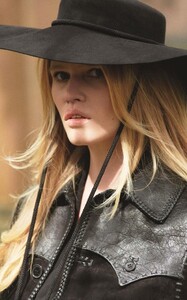 Cedric-Buchet-Telegraph-Magazine-Lara-Stone-9-640x1024.thumb.jpg.e9c4e8c699e8ebf3e5bba6c16743f9b2.jpg