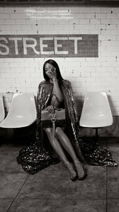 Naomi-Campbell-Valentino-VRING-Bag-Pre-Fall-2019-03.thumb.jpg.e2fc5755543b4bd0fd11478efb183867.jpg