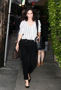 courteney-cox-out-in-santa-monica-04-11-2019-3.jpg