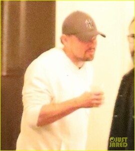 leonardo-dicaprio-at-kate-hudson-birthday-party-02.jpg