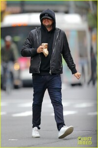 leonardo-dicaprio-picks-up-breakfast-to-go-in-nyc-01.jpg