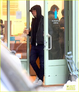 leonardo-dicaprio-picks-up-breakfast-to-go-in-nyc-03.jpg