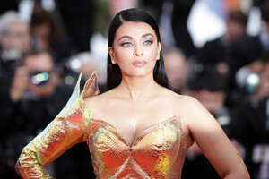 1309928896_AishwaryaRaiHiddenLifeUneVieCacheRedPfzkHtK85EBx.thumb.jpg.788d6cbe2c1dc53f71e69ca47519222a.jpg