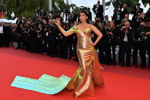 1371287837_AishwaryaRaiHiddenLifeUneVieCacheRedROGspiY5fAvx.thumb.jpg.786980d25543e8f0b0871d3921690c69.jpg