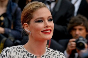 [e302d53802fc416ab335988b0cf1a837] Cannes Once Upon A Time In Hollywood Premiere JR.jpg