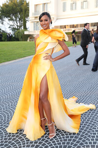 1558653628215_jasmine-tookes-amfar-2019.thumb.jpg.d4622b20a7393ae6d778e83bceeb7ad2.jpg