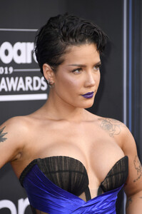 Halsey+2019+Billboard+Music+Awards+Arrivals+V_fCtKM9HNqx.jpg