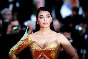 1682390928_AishwaryaRaiColourAlternativeView72ndJ2FerHfRwEux.thumb.jpg.76da9ade7197bfe03be1d1e058060a37.jpg