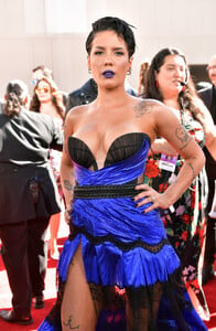 Halsey+2019+Billboard+Music+Awards+Red+Carpet+b7r_RoryenVx.jpg