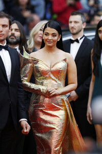 788692855_AishwaryaRaiHiddenLifeUneVieCacheRedDf8gAkdap5Ax.thumb.jpg.1ce22a5a06808cd7164aa396b61ab993.jpg