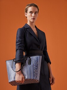 Trussardi-D-Borse-1500x2000_SS19.thumb.jpg.3ee45667e3ffbfe42e6ce438159cadfc.jpg