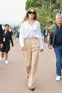 doutzen-kroes-looks-stylish-cannes-05-20-2019-4.jpg