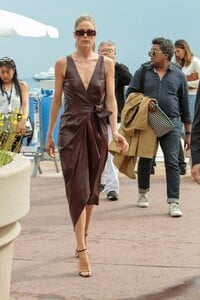 doutzen-kroes-out-on-the-croisette-in-cannes-05-20-2019-8.jpg