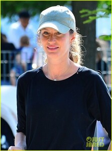 gisele-bundchen-enjoys-the-sunny-weather-in-nyc-01.jpg