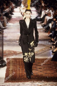 givenchy-fall-1997-hc-paris-shutterstock-editorial-6906139aa.jpg.f5252e8c5b1c6a048abee45413871668.jpg