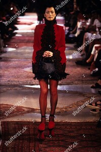 givenchy-fall-1997-hc-paris-shutterstock-editorial-6906139bc.jpg