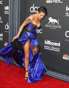 halsey-2019-billboard-music-awards-11.jpg