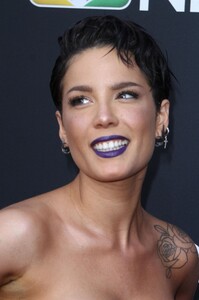 halsey-2019-billboard-music-awards-14.jpg